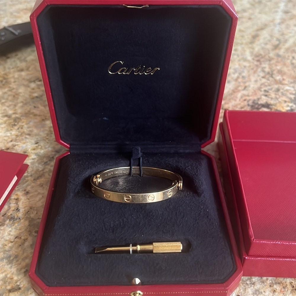 Cartier love bracelet YELLOW GOLD. Regular size . Size 16